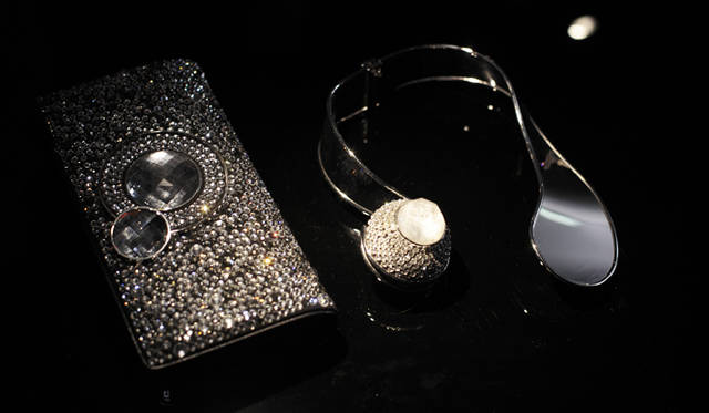 <strong>GIORGIO ARMANI｜ジョルジオ アルマーニ</strong>　惑星をイメージさせるようなドラマチックなデザインのアクセサリー。まるでジュエリーのような輝きをたたえて。