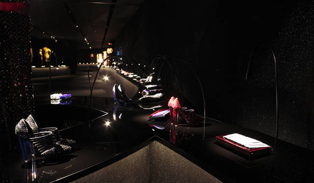 <strong>GIORGIO ARMANI｜ジョルジオ アルマーニ</strong>　フューチャリスティックな会場に、なかなか日本では見ることができないアイテムが並ぶ。