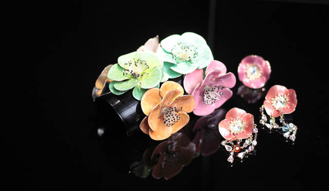 <strong>GIORGIO ARMANI｜ジョルジオ アルマーニ</strong>　2011/12秋冬のジョルジオ ア ルマーニ プリヴェ クチュール コレクションより。日本をイメージしたような小梅モチーフのアクセサリー。