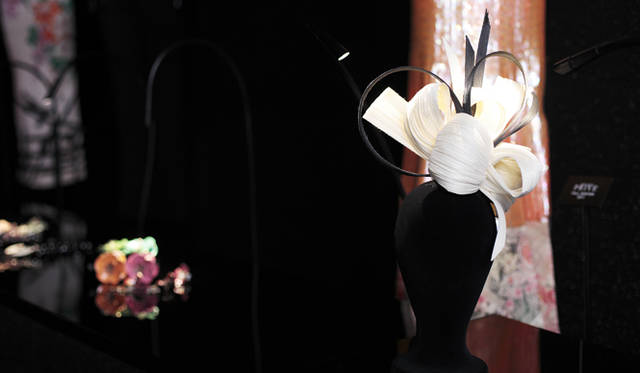 <strong>GIORGIO ARMANI｜ジョルジオ アルマーニ</strong>　帽子デザイナー、フィリップ・トレーシーとのコラボレーションによる作品。