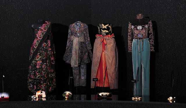 <strong>GIORGIO ARMANI｜ジョルジオ アルマーニ</strong>　大陸を超え、時代を超えていくような、エキゾチックな趣きが感じられるジョルジオ アルマーニの作品。