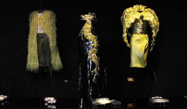 <strong>GIORGIO ARMANI｜ジョルジオ アルマーニ</strong>　ジョルジオ アルマーニ プリヴェ クチュール コレクションより。アート作品のような見事な刺しゅうや飾りがほどこされている。