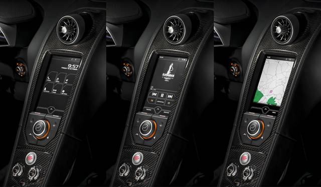<strong>McLaren MP4-12C Spider｜マクラーレン MP4-12C スパイダー</strong><br />「IRIS」と呼ばれる、センターコンソールの縦長ディスプレイ。左からメイン画面、音楽モード、カーナビモード