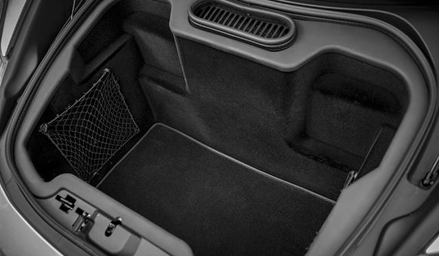 <strong>McLaren MP4-12C Spider｜マクラーレン MP4-12C スパイダー</strong><br />航空機の機内持ち込みサイズのスーツケースも容易に収納可能なフロントのトランクは144リットルもの容量を誇る