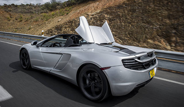 <strong>McLaren MP4-12C Spider｜マクラーレン MP4-12C スパイダー</strong><br />走行中でも約17秒でフルオートマチックのオープン＆クローズが可能な12Cスパイダー