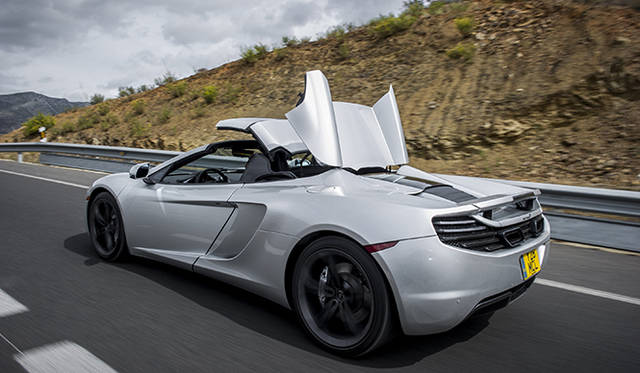 <strong>McLaren MP4-12C Spider｜マクラーレン MP4-12C スパイダー</strong><br />走行中でも約17秒でフルオートマチックのオープン＆クローズが可能な12Cスパイダー