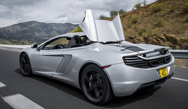 <strong>McLaren MP4-12C Spider｜マクラーレン MP4-12C スパイダー</strong><br />走行中でも約17秒でフルオートマチックのオープン＆クローズが可能な12Cスパイダー