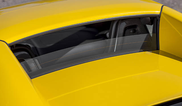 <strong>McLaren MP4-12C Spider｜マクラーレン MP4-12C スパイダー</strong><br />スパイダーのエクステリアデザインは、キャビンのコンパクトさが強調されるトンネルバックのデザインを採用する