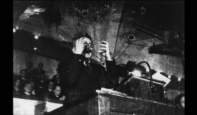 <strong>ART｜『ロバート・キャパ／ゲルダ・タロー　二人の写真家』 </strong>　ロバート・キャパ「デンマークの学生に講演するレオン・トロツキー、コペンハーゲン」 1932年11月27日 ゼラチン・シルバー・プリント，横浜美術館蔵，©ICP／Magnum Photos