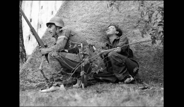 <strong>ART｜『ロバート・キャパ／ゲルダ・タロー　二人の写真家』 </strong>　ロバート・キャパ「ゲルダ・タローと共和国軍兵士、コルドバ戦線」 1936年9月 ゼラチン・シルバー・プリント，横浜美術館蔵，©ICP