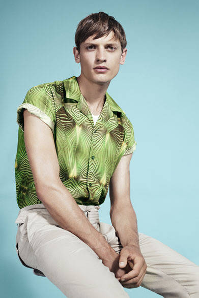 　2013春夏コレクション　REVERS SHIRT 1万5120円、CAVALRY PANT 1万5750円