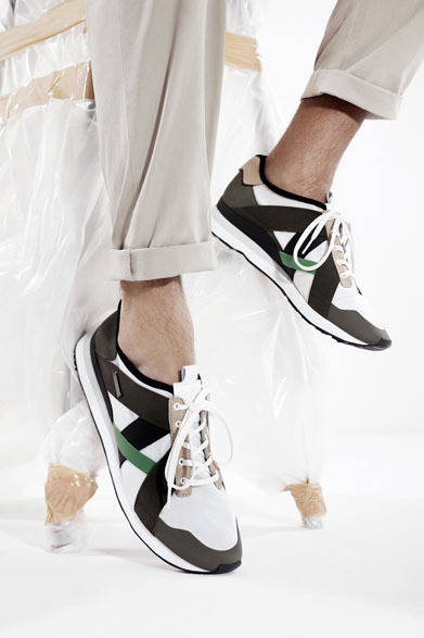 　2013春夏コレクション　CAVALRY PANT 1万5750円、SLVR AR-10（シューズ）1万6905円