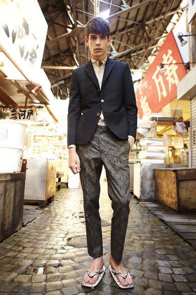 <strong>beautiful people｜ビューティフル ピープル</strong>　2013春夏コレクション　w/m toropical 3patch jacket 7万1400円、finx oxford dress shirt 2万9400円、komon jacquard slacks 2万9400円、python seta 3万9900円