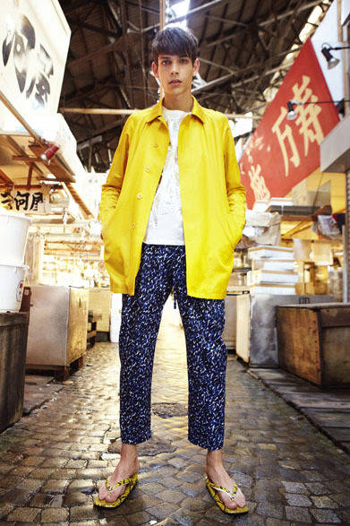 <strong>beautiful people｜ビューティフル ピープル</strong>　2013春夏コレクション　c/si satin soutien collar coat 6万9300円、100/2 jersey stripe logo Tshirt 1万4700円、bekko loawn dabo pants 2万9400円、python seta 3万9900円