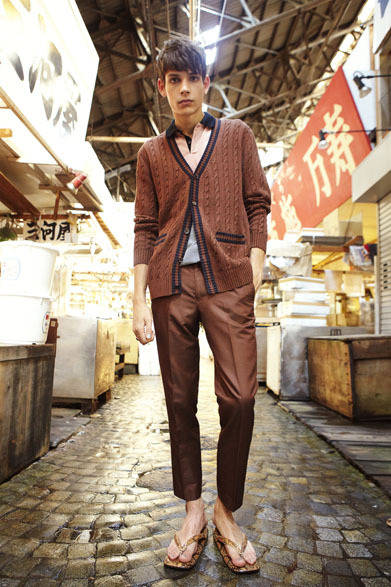 <strong>beautiful people｜ビューティフル ピープル</strong>　2013春夏コレクション　li/si cord tilden cardigan 3万7800円、40/2 edo border polo shirt 1万9950円、c/si satin coppan 3万3600円、python seta 3万9900円