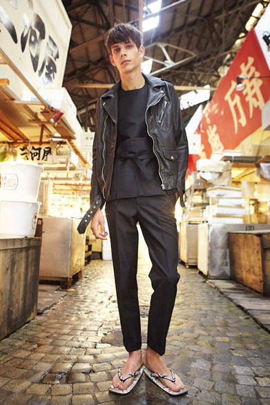 <strong>beautiful people｜ビューティフル ピープル</strong>　2013春夏コレクション　shrink leather big riders jacket 8万9250円、w/m toropical slacks 3万1500円、python seta 3万9900円