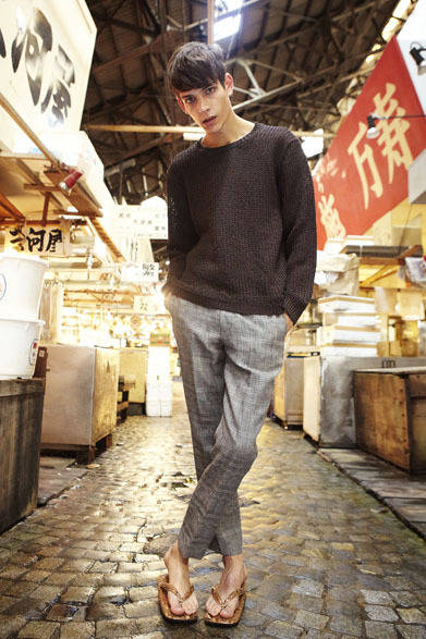 <strong>beautiful people｜ビューティフル ピープル</strong>　2013春夏コレクション　twisted washiyarn pullover 3万7800円、s/l ajiro cloth slacks 3万1500円、python seta 3万9900円