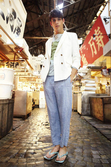 <strong>beautiful people｜ビューティフル ピープル</strong>　2013春夏コレクション　c/washi double-breasted JK 7万5600円、40/2 EDO border basque shirt 1万8900円、python seta 3万9900円