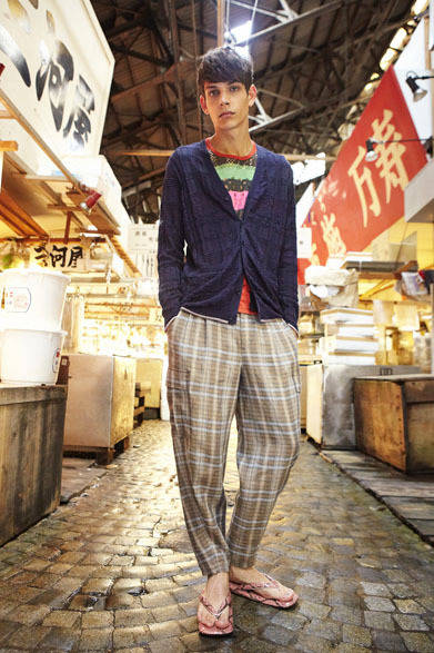 <strong>beautiful people｜ビューティフル ピープル</strong>　2013春夏コレクション　chiyogami border T-shirt 1万5700円、edo madras cargo pants 3万7800円、python seta 3万9900円