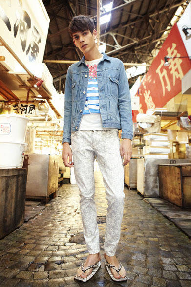 <strong>beautiful people｜ビューティフル ピープル</strong>　2013春夏コレクション　c/lselvage denim jacket 4万4100円、100/2 jersey hanafuda T shirt 1万4700円、sakura stretch denim momohiki skinny 3万3600円、python seta 3万9900円