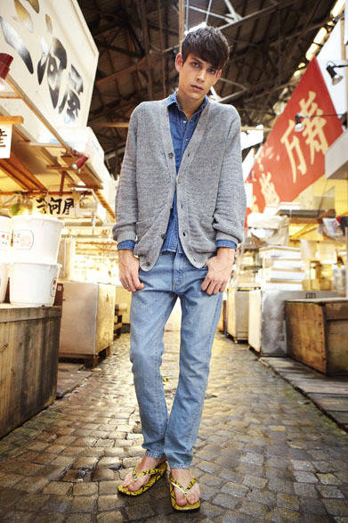 <strong>beautiful people｜ビューティフル ピープル</strong>　2013春夏コレクション　c/l dungaree western shirt 2万9400円、c/l selvage denim 5 pocket pants 3万3600円、python seta 3万9900円