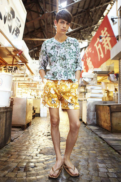 <strong>beautiful people｜ビューティフル ピープル</strong>　2013春夏コレクション　c. voil brush iris dabo shirt 2万9400円、jersey brush iris shorts 2万4150円、python seta 3万9900円