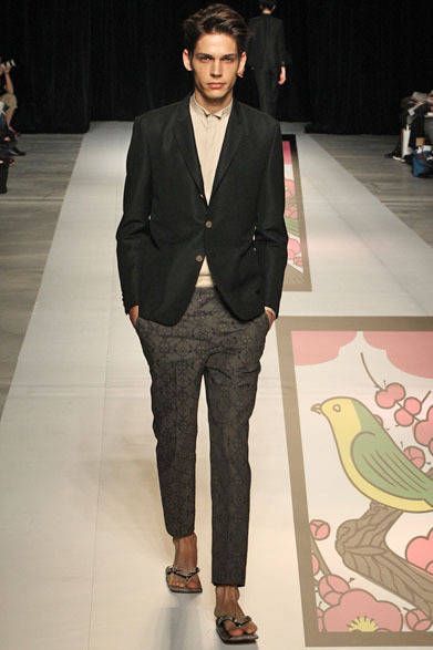 <strong>beautiful people｜ビューティフル ピープル</strong>　2013春夏コレクション　w/m toropical 3patch jacket 7万1400円、finx oxford dress shirt 2万9400円、komon jacquard slacks 2万9400円、python seta 3万9900円