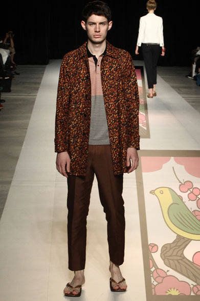 <strong>beautiful people｜ビューティフル ピープル</strong>　2013春夏コレクション　bekko soutien collar coat 6万5100円、40/2 edo border polo shirt 1万9950円、c/si satin coppan 3万3600円、python seta 3万9900円