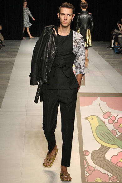 <strong>beautiful people｜ビューティフル ピープル</strong>　2013春夏コレクション　shrink leather big riders jacket 8万9250円、c. voil brush iris dabo shirt 2万9400円、w/m toropical slacks 3万1500円、python seta 3万9900円