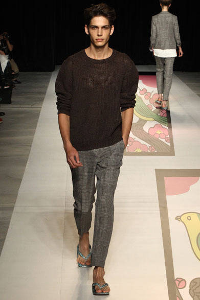 <strong>beautiful people｜ビューティフル ピープル</strong>　2013春夏コレクション　twisted washiyarn pullover 3万7800円、s/l ajiro cloth slacks 3万1500円、python seta 3万9900円