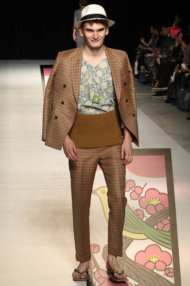 <strong>beautiful people｜ビューティフル ピープル</strong>　2013春夏コレクション　w/m tattersall chester jacket 8万1900円、SAKURA dungaree DABO shirt 3万5700円、cottoncoad HARAMAKI skirt 2万4140円、w/m tattersall straight pants 3万5750円、python seta 3万9900円