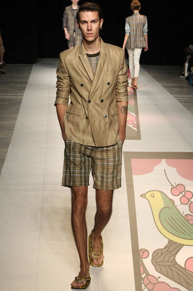 <strong>beautiful people｜ビューティフル ピープル</strong>　2013春夏コレクション　edomadras printed pullover 2万9400円、edo madoras shorts 2万9400円、python seta 3万9900円