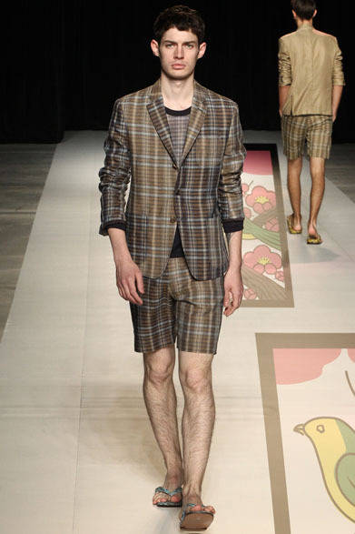 <strong>beautiful people｜ビューティフル ピープル</strong>　2013春夏コレクション　edo madoras 3 patch jacket 6万9300円、edomadras printed pullover 2万9400円、edo madoras shorts 2万9400円、python seta 3万9900円