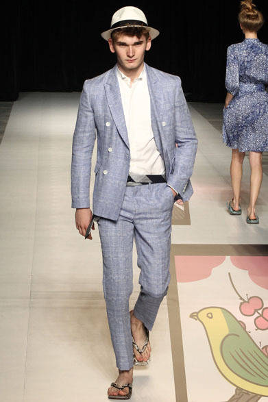 <strong>beautiful people｜ビューティフル ピープル</strong>　2013春夏コレクション　s/l ajiro double-breasted JK 6万7200円、finx oxford dress shirt 2万9400円、s/l ajiro cloth slacks 3万1500円、python seta 3万9900円