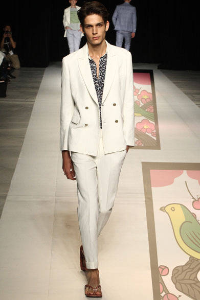 <strong>beautiful people｜ビューティフル ピープル</strong>　2013春夏コレクション　c/washi double-breasted JK 7万5600円、s.cranes band collar shirt 3万9900円、c/washi slacks 3万7800円、python seta 3万9900円