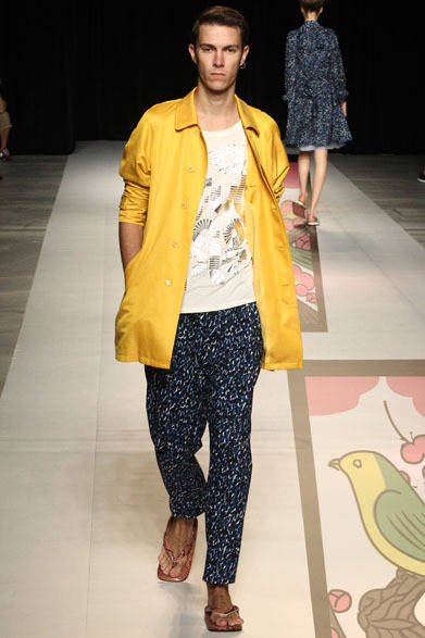 <strong>beautiful people｜ビューティフル ピープル</strong>　2013春夏コレクション　c/si satin soutien collar coat 6万9300円、100/2 jersey stripe logo tank top 1万3650円、bekko loawn dabo pants 2万9400円、python seta 3万9900円