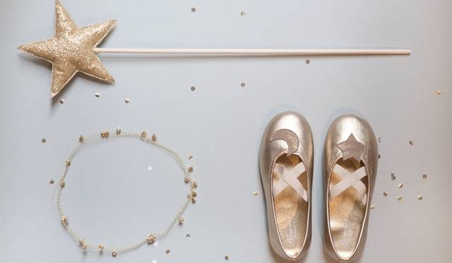 <strong>Bonpoint│ボンポワン</strong>　（上）マジック ゴールド ステッキ 3150円　（左）プリンセス クラウン 7350円　（右）ムーン シューズ（サイズ26-32） 1万6800円 （限定店舗のみ）