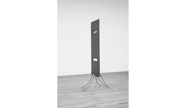 <strong>『MU〔無〕－ペドロ コスタ＆ルイ シャフェス』展</strong>　ルイ シャフェス 「私は寒い」 2005 年、鉄にペイント、273(高さ) x 130 x 124 cm　© Rui Chafes Courtesy of the artist