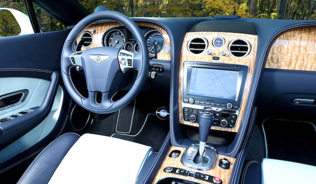 <strong>BENTLEY CONTINENTAL GTC V8｜ベントレー コンチネンタル GTC V8 </strong><br />気品に溢れるコンチネンタル GTC V8のインテリア。ウッドパネルには高級木材Tamo Ash（タモアッシュ）があしらわれる