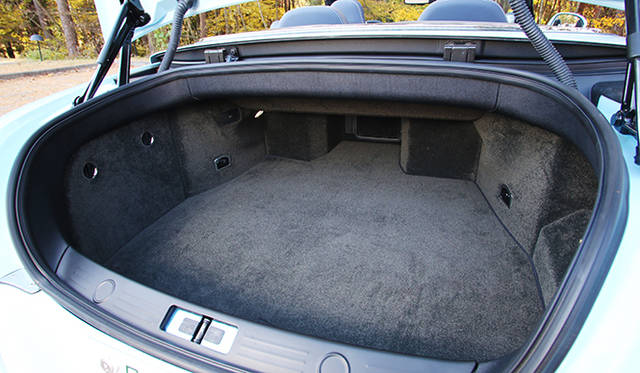 <strong>BENTLEY CONTINENTAL GTC V8｜ベントレー コンチネンタル GTC V8 </strong><br />トランク容量はGTが358リットルなのにたいし、GTCはルーフを収めるスペースが必要な分260リットルと小さい。それでも実用性は十分にある