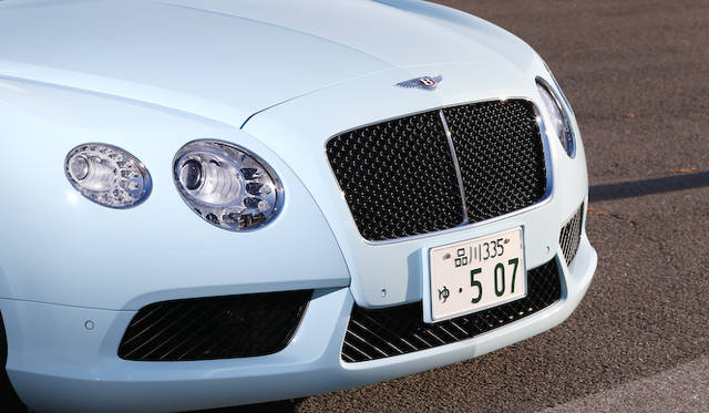 <strong>BENTLEY CONTINENTAL GTC V8｜ベントレー コンチネンタル GTC V8 </strong><br />ブライトメタルに縁取られたダークカラーのマトリックスラジエターグリル、三分割のロワーバンパーはいずれもV8モデルだけの造形