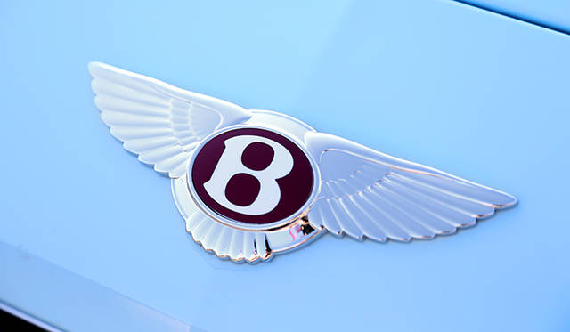<strong>BENTLEY CONTINENTAL GTC V8｜ベントレー コンチネンタル GTC V8 </strong><br />フロントグリル、トランクリッド、ホイールセンターに備わる赤いエナメル製のウイングBバッジ