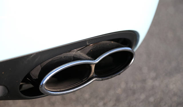 <strong>BENTLEY CONTINENTAL GTC V8｜ベントレー コンチネンタル GTC V8 </strong><br />8の字型のツインエキゾーストパイプもV8モデルの特徴のひとつ