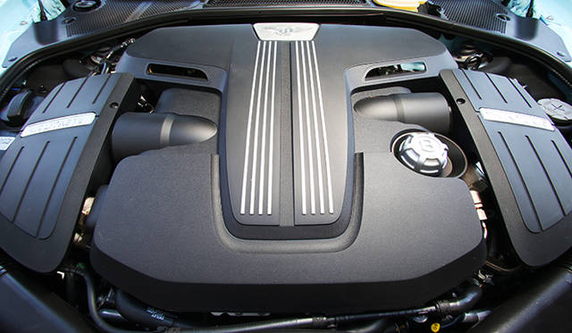 <strong>BENTLEY CONTINENTAL GTC V8｜ベントレー コンチネンタル GTC V8 </strong><br />最高出力507psを発揮する4リッターV8ツインターボエンジン。ターボチャージャーをVバンクの内側に搭載することで、排気ガスがより短時間に供給され、効率向上とレスポンスの高速化を実現した