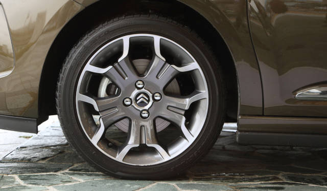 <strong>Citroen DS3 Sport Chic Ultra Prestige｜シトロエン DS3 スポーツシック ウルトラプレステージ</strong><br />17インチのツートーンホイール