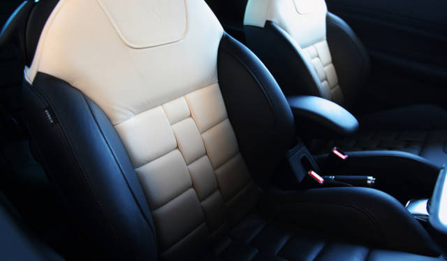 <strong>Citroen DS3 Sport Chic Ultra Prestige｜シトロエン DS3 スポーツシック ウルトラプレステージ</strong><br />黒が上にいくほど白くグラデーションする クラブレザーシート