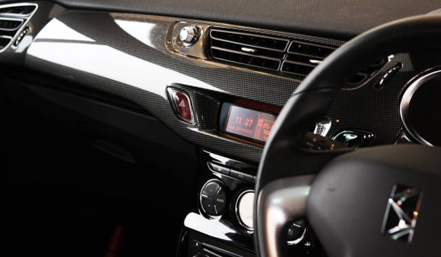 <strong>Citroen DS3 Sport Chic Ultra Prestige｜シトロエン DS3 スポーツシック ウルトラプレステージ</strong><br />カーボテック(Carbotech）とよばれるカーボンパネルのダッシュボードトリム