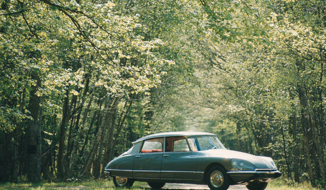 <strong>Citroen DS｜シトロエン DS</strong><br />現代のDSラインが、いくつかのアイデアを継承している、1955年に発表となったエポックメイキングな大型車「DS」　伝統の前輪駆動形式と油圧によるエアサスペンション機構「ハイドロニューマチック」システムの採用、「トラクシオン アヴァン」や「2CV」のデザイナーとして知られるフラミニオ・ベルトーニによる流線型のボディ、浮いているように見えるルーフなど、独創的なデザインを特徴とする