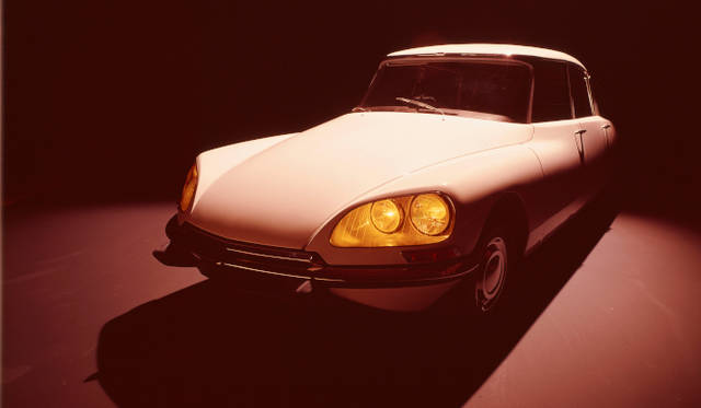 <strong>Citroen DS｜シトロエン DS</strong><br />現代のDSラインが、いくつかのアイデアを継承している、1955年に発表となったエポックメイキングな大型車「DS」　伝統の前輪駆動形式と油圧によるエアサスペンション機構「ハイドロニューマチック」システムの採用、「トラクシオン アヴァン」や「2CV」のデザイナーとして知られるフラミニオ・ベルトーニによる流線型のボディ、浮いているように見えるルーフなど、独創的なデザインを特徴とする