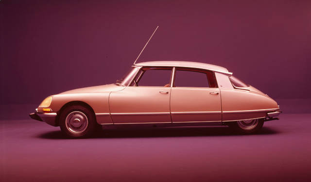 <strong>Citroen DS｜シトロエン DS</strong><br />現代のDSラインが、いくつかのアイデアを継承している、1955年に発表となったエポックメイキングな大型車「DS」　伝統の前輪駆動形式と油圧によるエアサスペンション機構「ハイドロニューマチック」システムの採用、「トラクシオン アヴァン」や「2CV」のデザイナーとして知られるフラミニオ・ベルトーニによる流線型のボディ、浮いているように見えるルーフなど、独創的なデザインを特徴とする